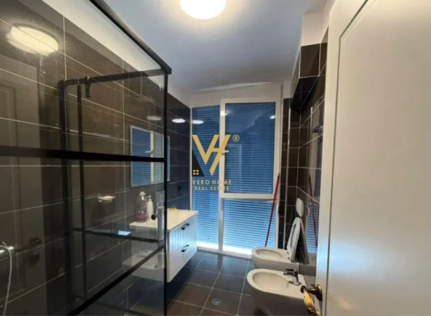 Tirane, jepet me qera apartament 2+1+Ballkon Kati 2, 67 m² 750 € (RRUGA E BARRIKADAVE)