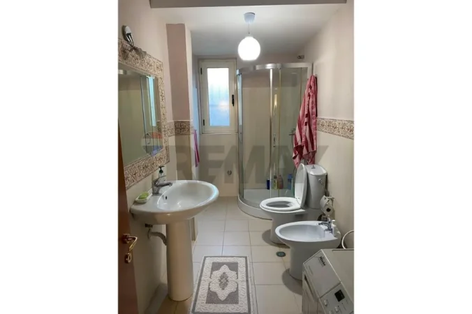 Tirane, jepet me qera apartament 1+1 Kati 1, 60 m² 45.000 € (Ali Demi)