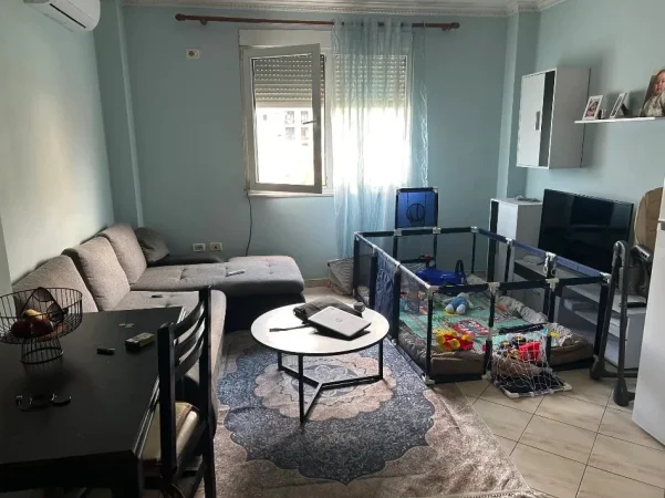 Tirane, jepet me qera apartament 2+1 Kati 3, 95 m² 450 € (Rruga 5 Maji)