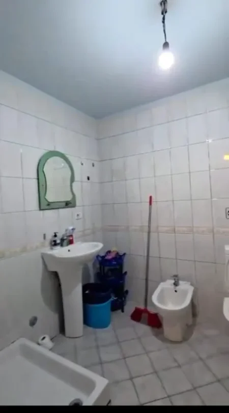 Tirane, jepet me qera apartament 2+1 Kati 3, 95 m² 450 € (Rruga 5 Maji)