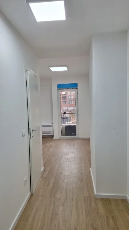 Tirane, jepet me qera zyre Kati 1, 26 m² 250 € (BULEVARDI I RI)