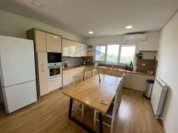 Shqiperi, jepet me qera Vile 4+1+Aneks Kati 0, 600 m² 1.600 € (teg)