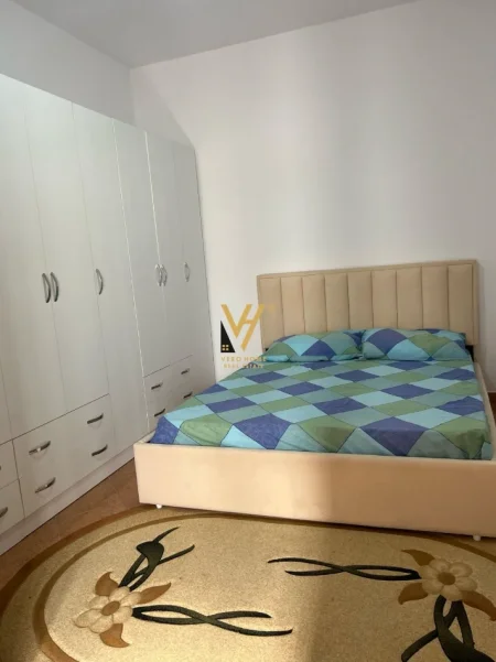 Tirane, jepet me qera apartament 2+1+Ballkon Kati 2, 90 m² 520 € (SIRI KODRA)