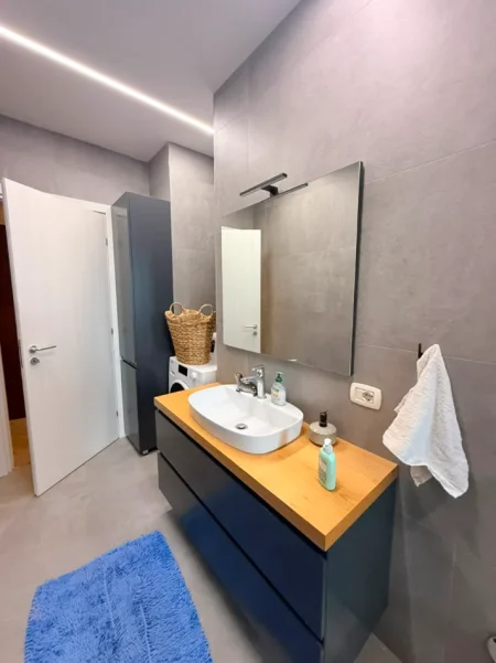 Tirane, jepet me qera apartament 2+1+Ballkon Kati 3, 108 m² 600 € (Selite)