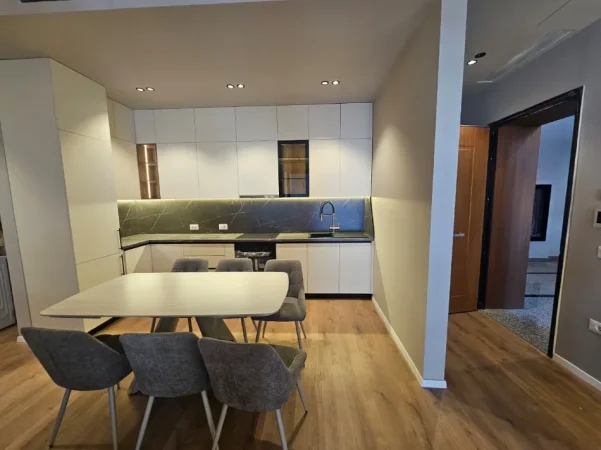 Tirane, jepet me qera apartament 2+1+Ballkon , 120 m² 1.500 € (Kompleksi Delijorgji)