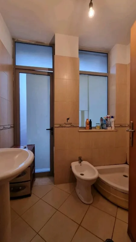 Tirane, jepet me qera zyre Kati 2, 107 m² 570 € (KOMUNA E PARISIT)