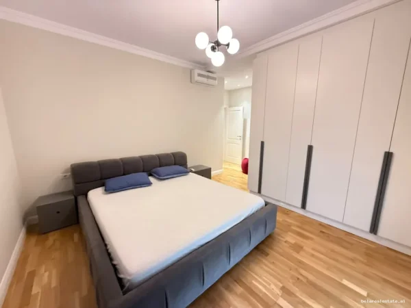 Tirane, jepet me qera apartament 1+1+Ballkon Kati 1, 112 m² 1.100 € (Rruga e Vilave)