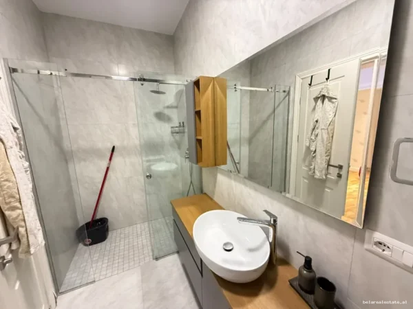 Tirane, jepet me qera apartament 1+1+Ballkon Kati 1, 112 m² 1.100 € (Rruga e Vilave)