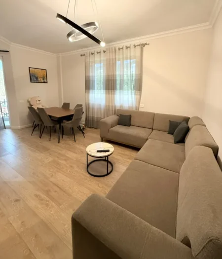 Tirane, jepet me qera apartament 2+1 , 108 m² 600 € 