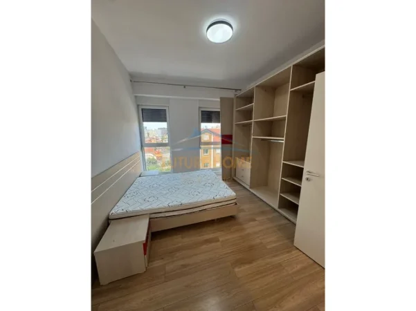 Tirane, jepet me qera apartament 2+1+Ballkon Kati 5, 109 m² 600 € (Kompleksi Marga)
