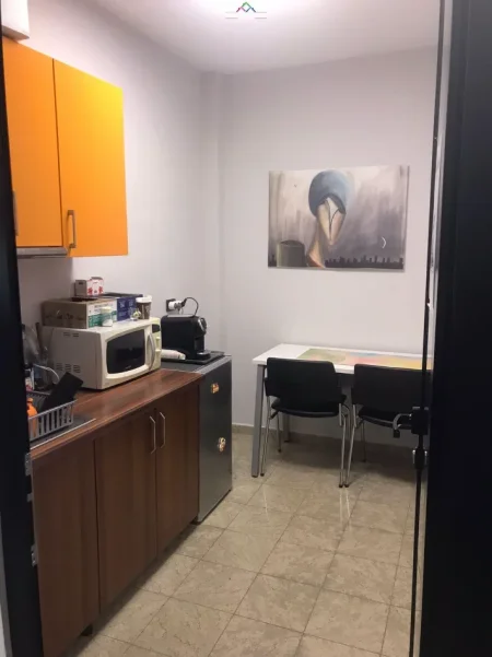 Tirane, jepet me qera zyre Kati 1, 140 m² 2.300 € (Brigada e 8)