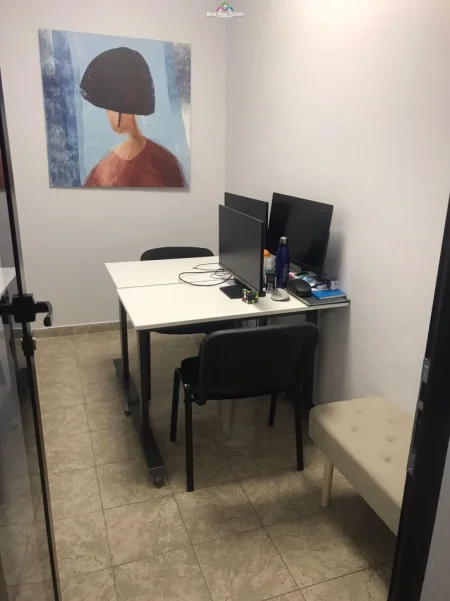 Tirane, jepet me qera zyre Kati 1, 140 m² 2.300 € (Brigada e 8)