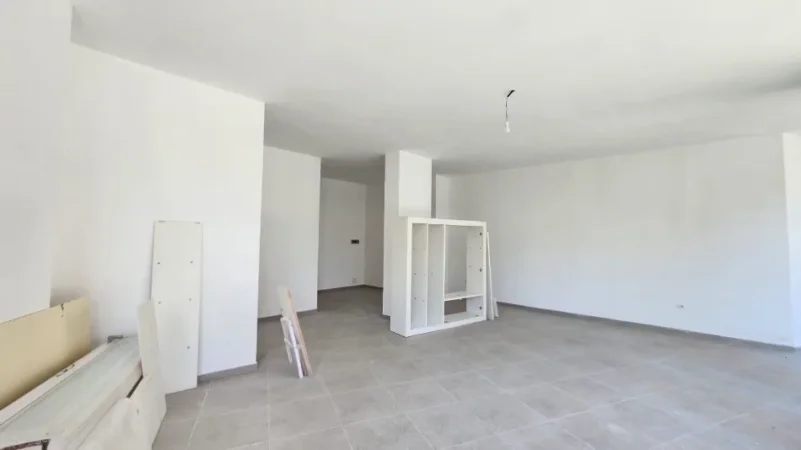 Shqiperi, jepet me qera ambjent biznesi Kati 0, 84 m² 1.200 € (pranë Shkollës Osman Myderizi)