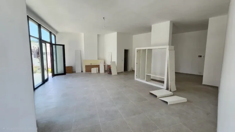 Shqiperi, jepet me qera ambjent biznesi Kati 0, 84 m² 1.200 € (pranë Shkollës Osman Myderizi)