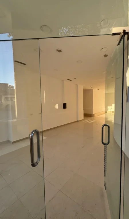 Tirane, jepet me qera ambjent biznesi Kati 0, 100 m² 800 € (pranë Qytetit Studenti)