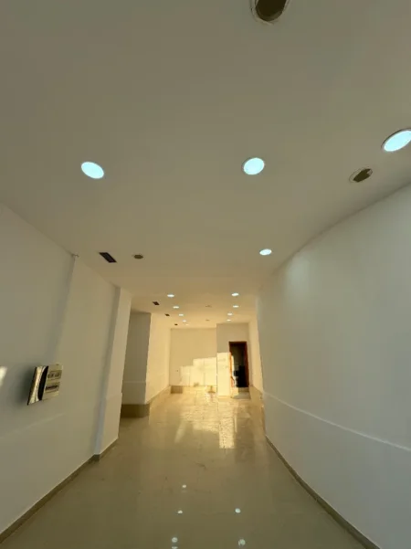 Tirane, jepet me qera ambjent biznesi Kati 0, 100 m² 800 € (pranë Qytetit Studenti)