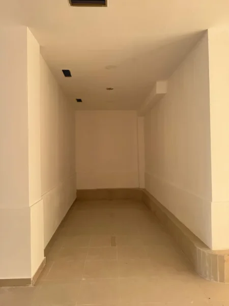Tirane, jepet me qera ambjent biznesi Kati 0, 100 m² 800 € (pranë Qytetit Studenti)