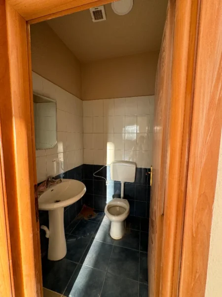 Tirane, jepet me qera ambjent biznesi Kati 0, 100 m² 800 € (pranë Qytetit Studenti)