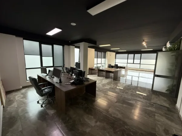 Tirane, jepet me qera ambjent biznesi Kati 1, 450 m² 4.000 € (Rruga e Kavajes)