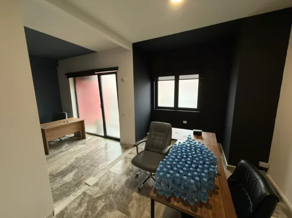 Tirane, jepet me qera dyqan Kati 1, 450 m² 4.000 € (Rruga e Kavajes)