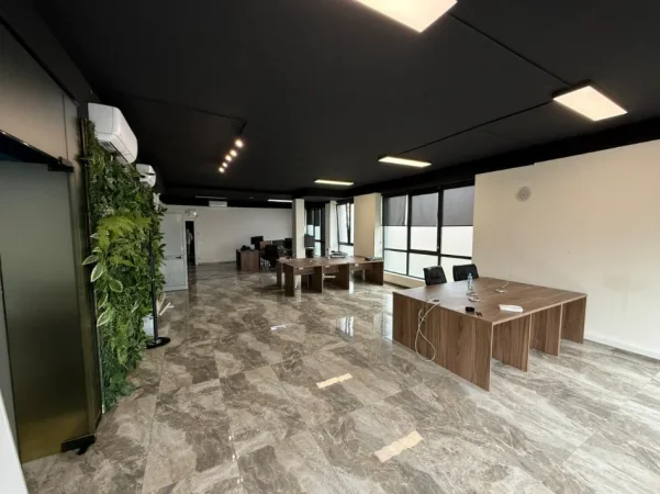 Tirane, jepet me qera zyre Kati 1, 450 m² 4.000 € (Rruga e Kavajes)
