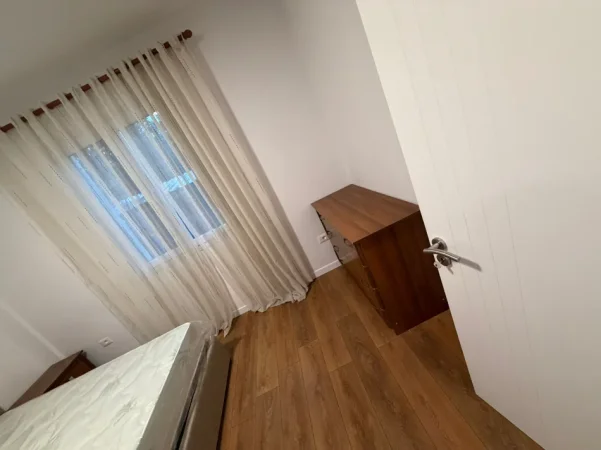 Tirane, jepet me qera apartament 2+1 Kati 1, 87 m² 400 € (Shkoze)