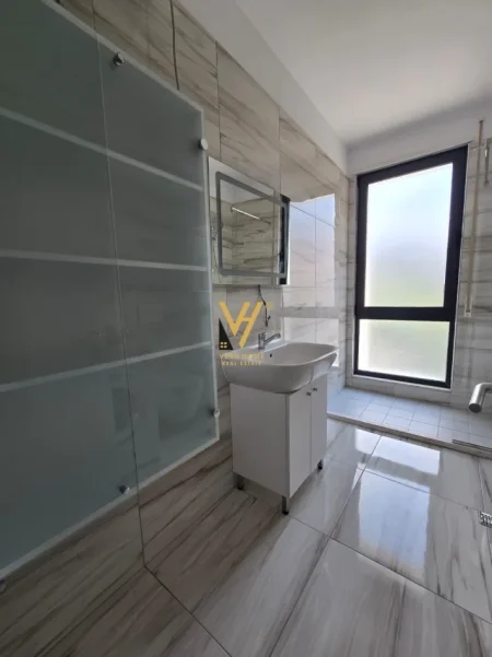 Tirane, jepet me qera apartament 1+1+Ballkon Kati 2, 63 m² 620 € (ALI DEMI)
