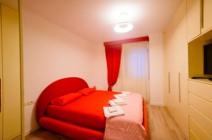 Tirane, jepet me qera apartament 2+1 Kati 5, 900 € (Brryli)