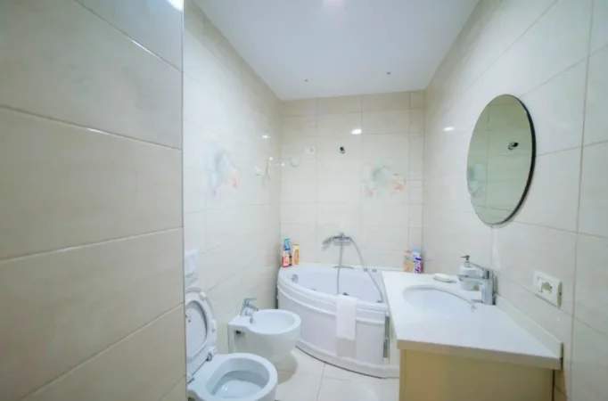 Tirane, jepet me qera apartament 2+1 Kati 5, 900 € (Brryli)