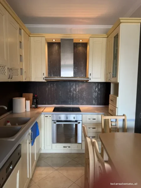 Tirane, jepet me qera apartament 2+1+Ballkon Kati 9, 100 m² 885 € (rruga Brikada e 8)