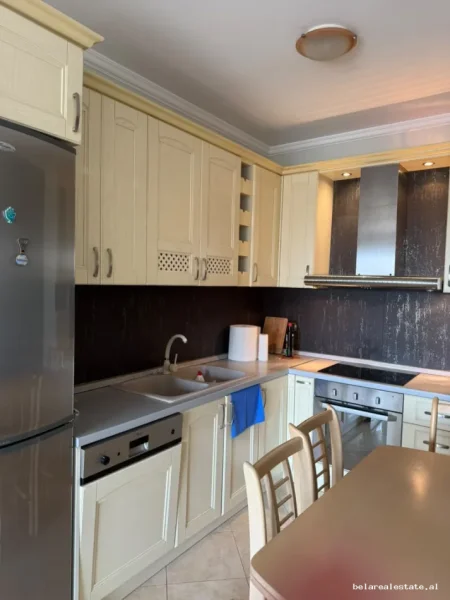 Tirane, jepet me qera apartament 2+1+Ballkon Kati 9, 100 m² 885 € (rruga Brikada e 8)