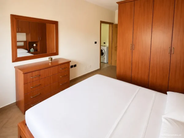 Tirane, jepet me qera apartament 2+1+Ballkon Kati 9, 100 m² 885 € (rruga Brikada e 8)