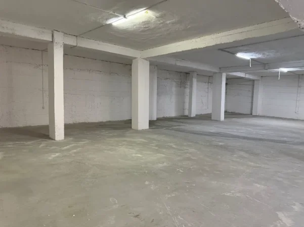 Tirane, jepet me qera magazine Kati 0, 480 m² 2.000 € (shkoze , autotraktoret)