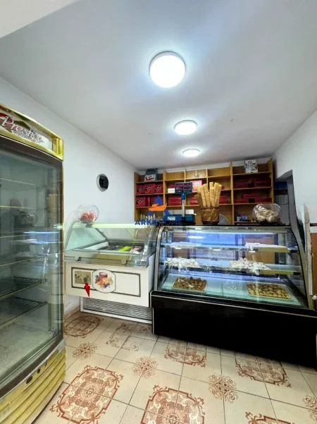Tirane, jepet me qera ambjent biznesi Kati 0, 74 m² 746 € 