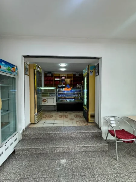 Tirane, jepet me qera ambjent biznesi Kati 0, 74 m² 746 € 