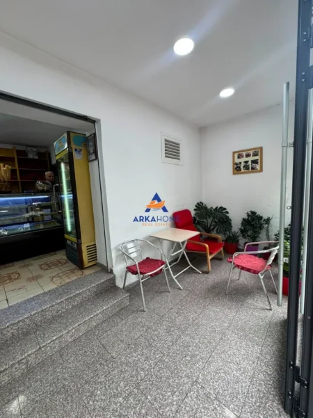 Tirane, jepet me qera ambjent biznesi Kati 0, 74 m² 746 € 