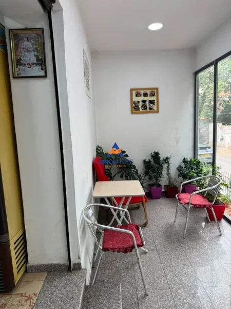 Tirane, jepet me qera ambjent biznesi Kati 0, 74 m² 746 € 