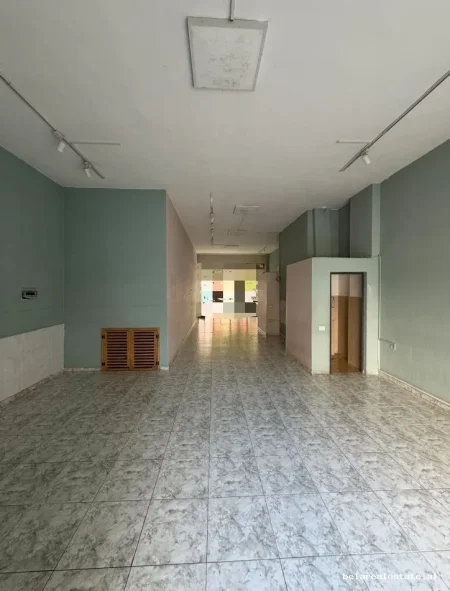 Tirane, jepet me qera dyqan Kati 0, 82 m² 835 € (Jorgo Plaku)