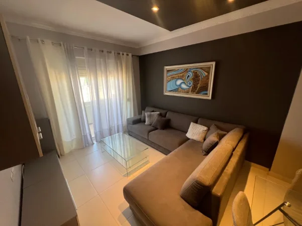 Tirane, jepet me qera apartament 3+1+Aneks+Ballkon Kati 4, 118 m² 550 € (Fresku)