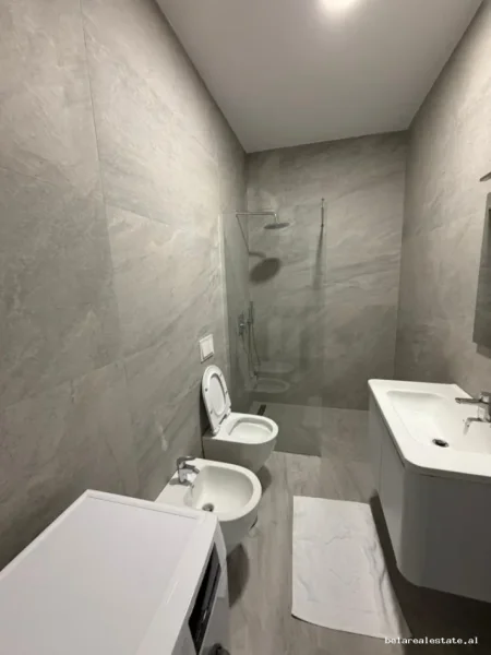 Tirane, jepet me qera apartament 3+1+Ballkon Kati 4, 153 m² 1.900 € (Rezidenca Golden Power)