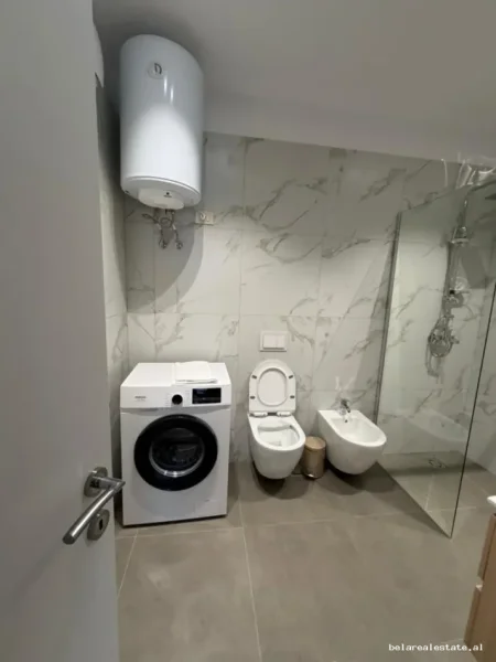 Tirane, jepet me qera apartament 3+1+Ballkon Kati 4, 153 m² 1.900 € (Rezidenca Golden Power)