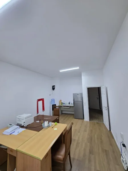 Tirane, jepet me qera zyre Kati 3, 75 m² 700 € (Square 21)
