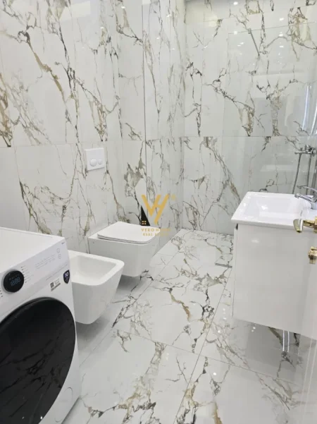 Tirane, jepet me qera apartament 1+1+Ballkon Kati 5, 65 m² 570 € (PASKUQAN)