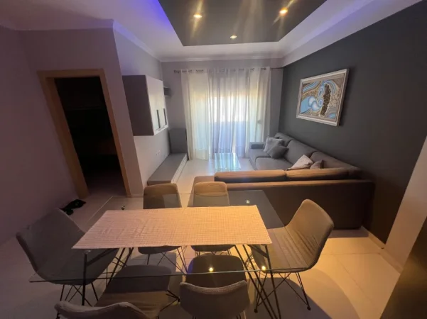 Tirane, jepet me qera apartament 3+1+Aneks+Ballkon Kati 4, 118 m² 550 € (fresku)