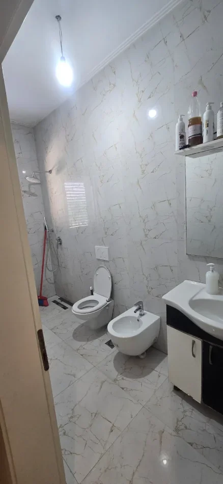 Tirane, jepet me qera Vile 3+1 Kati 2, 180 m² 1.500 € (Baldushk)