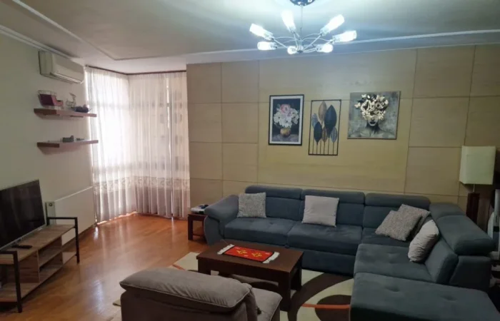 Tirane, jepet me qera apartament 2+1 Kati 5, 130 m² 900 € (Rruga Fortuzi)
