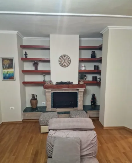 Tirane, jepet me qera apartament 2+1 Kati 5, 130 m² 900 € (Rruga Fortuzi)