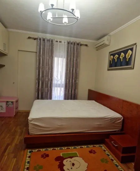 Tirane, jepet me qera apartament 2+1 Kati 5, 130 m² 900 € (Rruga Fortuzi)