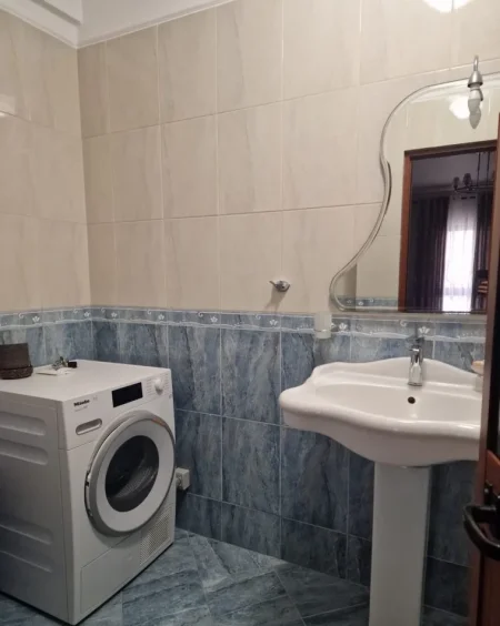 Tirane, jepet me qera apartament 2+1 Kati 5, 130 m² 900 € (Rruga Fortuzi)