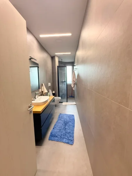 Tirane, jepet me qera apartament 2+1+Ballkon Kati 3, 108 m² 600 € (Prane Kodres se Diellit)